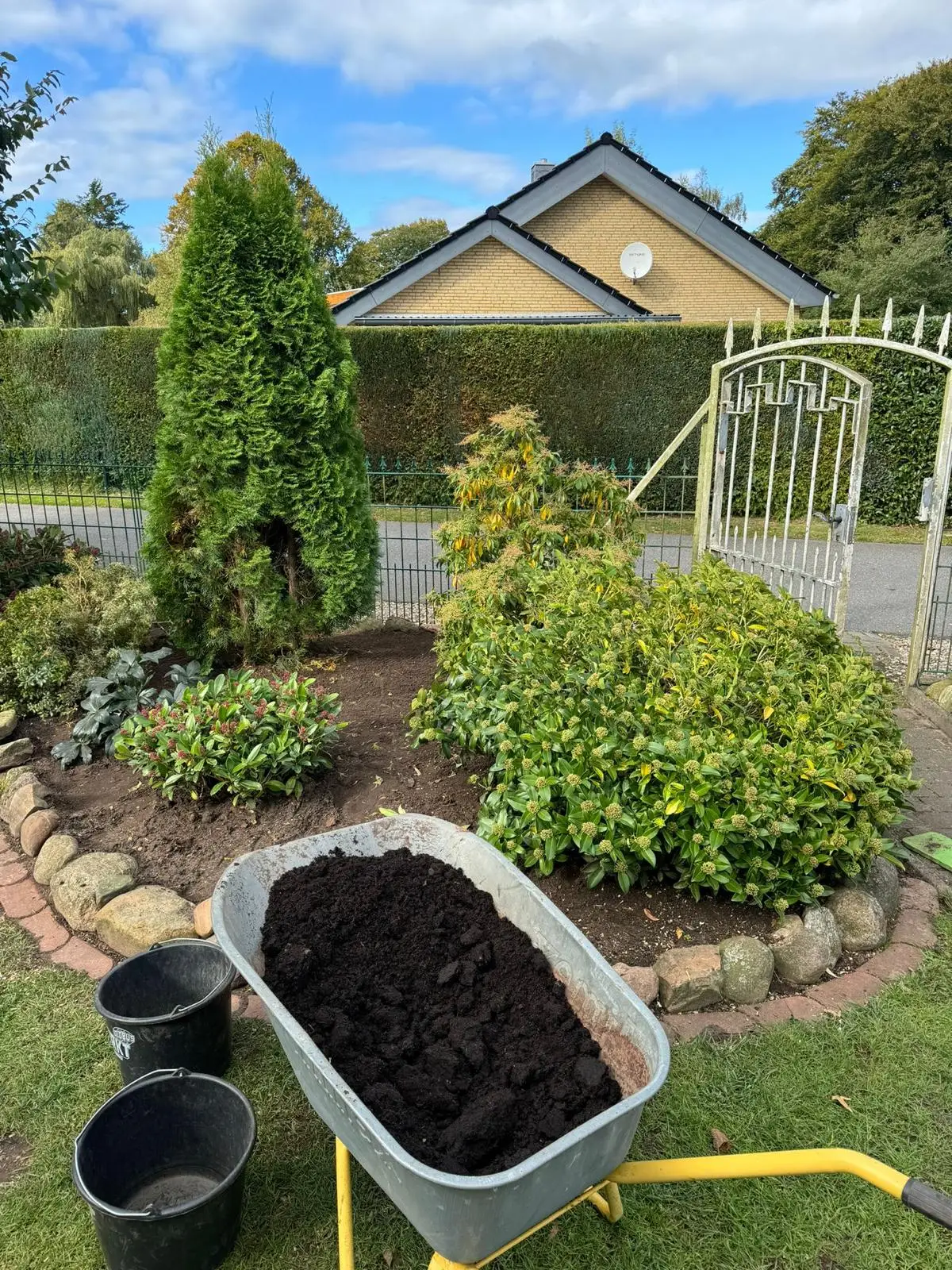 Neu gestaltetes Gartenbeet mit Bepflanzung und frischer Erde – Gartengestaltung in Neumünster