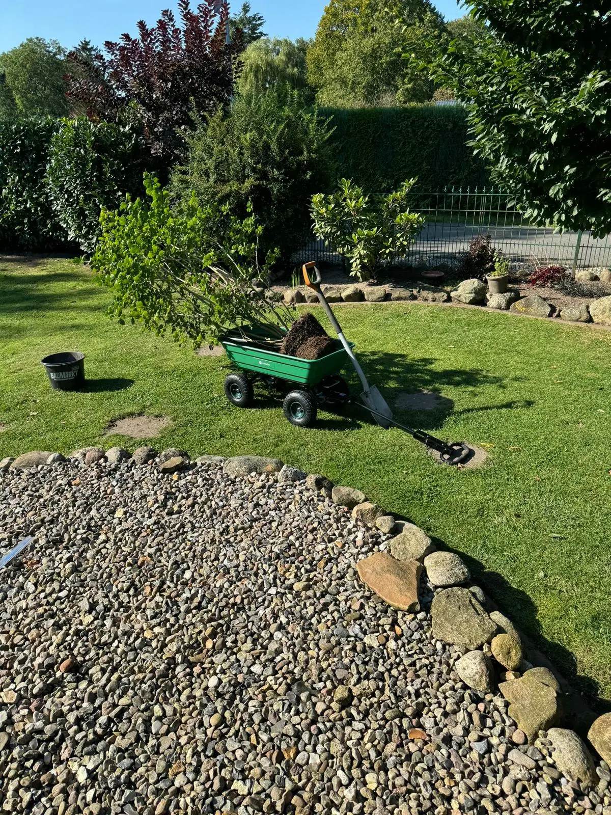 Ganzjährig gepflegter Garten mit Rasen und Beeten – Gartenpflegevertrag von Bozo Glasnovic